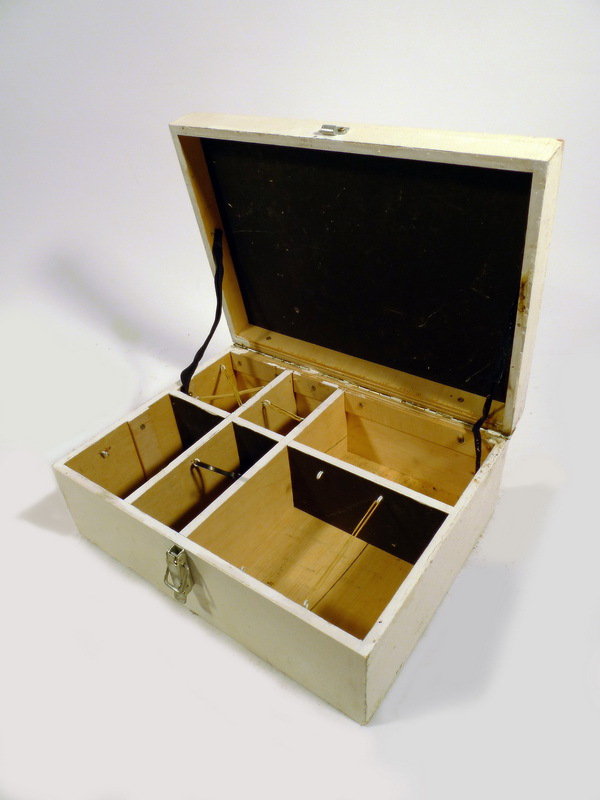 botiquin portatil.madera 40x30x15 (12eu.) 1u